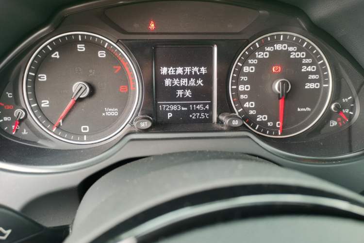 Used Audi Q5 2016 40 TFSI Comfort Model Odometer Close Up