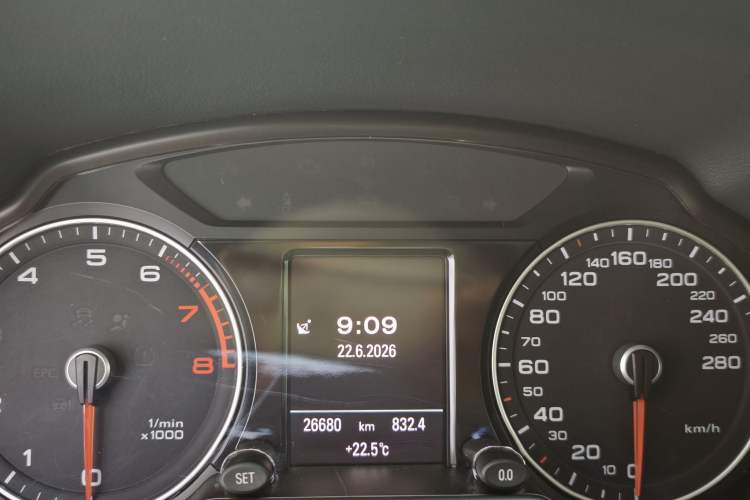 Used Audi Q5 2016 40 TFSI Comfort Model Odometer Close Up