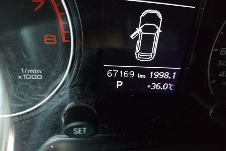 Used Audi Q5 2016 40 TFSI Trendy Edition Odometer Close Up
