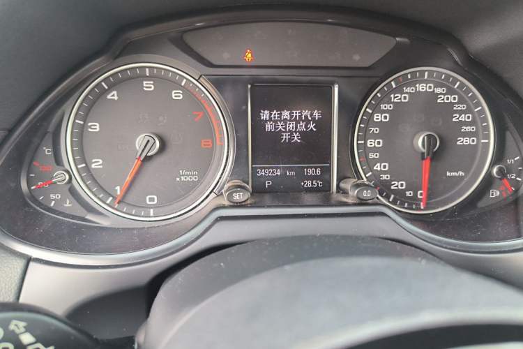 Used Audi Q5 2016 40 TFSI Technology Edition Odometer Close Up