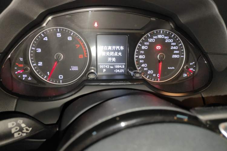 Used Audi Q5 2016 40 TFSI Technology Edition Odometer Close Up