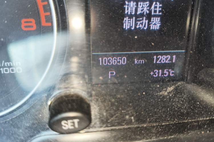 Used Audi Q5 2016 40 TFSI Comfort Model Odometer Close Up