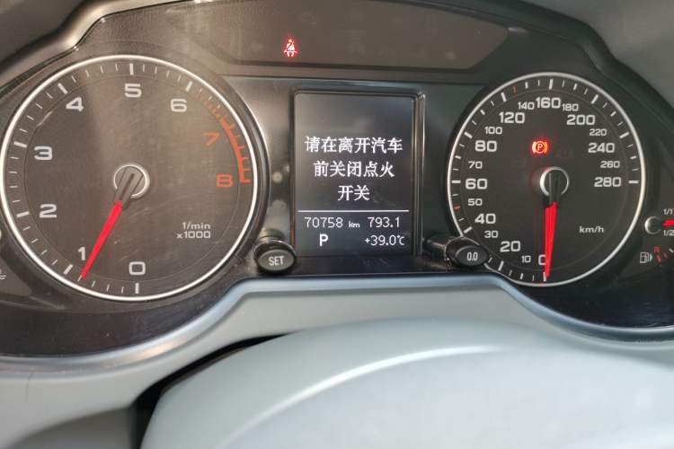Used Audi Q5 2016 40 TFSI Trendy Edition Odometer Close Up