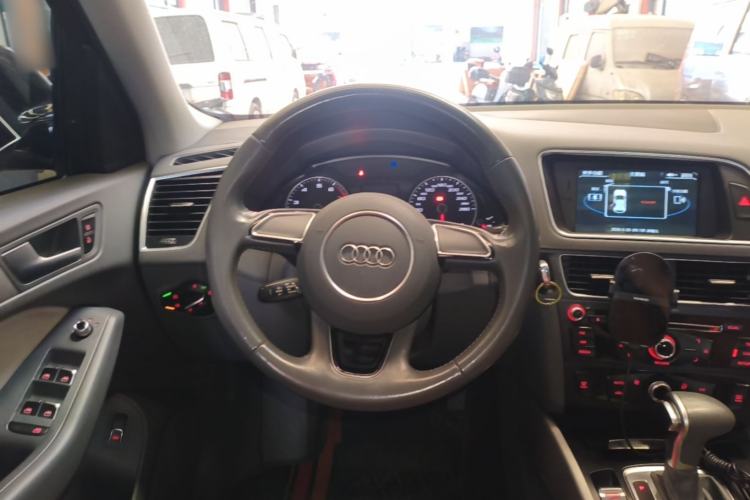 Used Audi Q5 2016 40 TFSI Trendy Edition Steering Wheel
