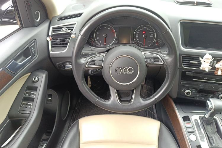 Used Audi Q5 2016 40 TFSI Comfort Model Steering Wheel