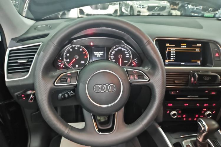 Used Audi Q5 2016 Plus 40 TFSI Dynamic Model Steering Wheel