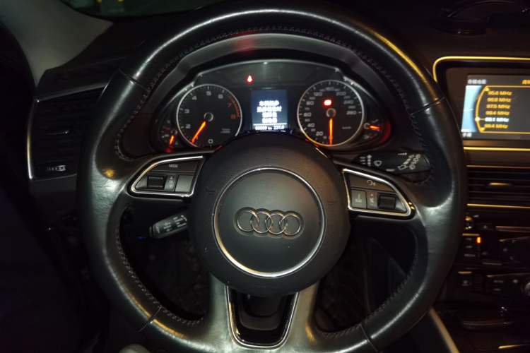 Used Audi Q5 2016 40 TFSI Trendy Edition Steering Wheel