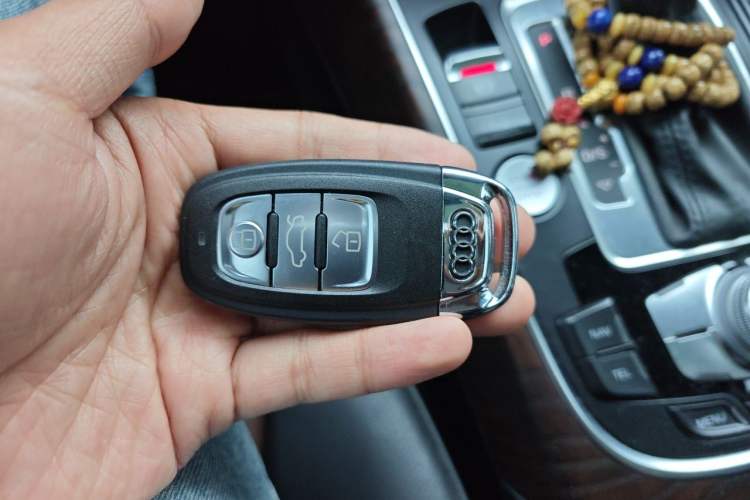 Used Audi Q5 2016 40 TFSI Comfort Model Vehicle Key