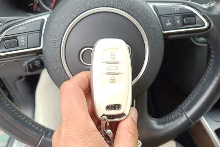 Used Audi Q5 2016 40 TFSI Comfort Model Vehicle Key