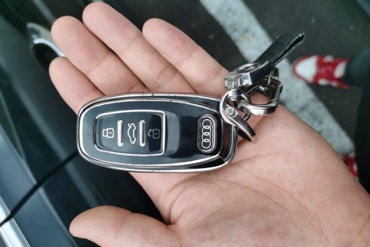 Used Audi Q5 2016 40 TFSI Comfort Model Vehicle Key