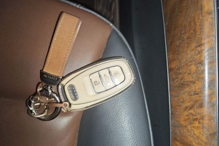 Used Audi Q5 2016 40 TFSI Comfort Model Vehicle Key