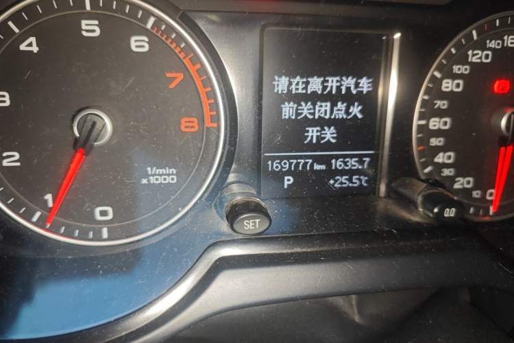 Used Audi Q5 2016 40 TFSI Technology Edition Odometer Close Up