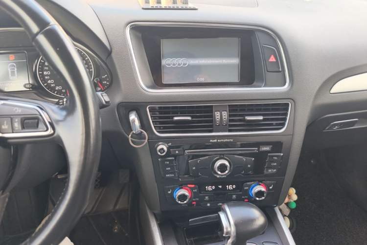 Used Audi Q5 2016 40 TFSI Technology Edition Audio And AC Panel