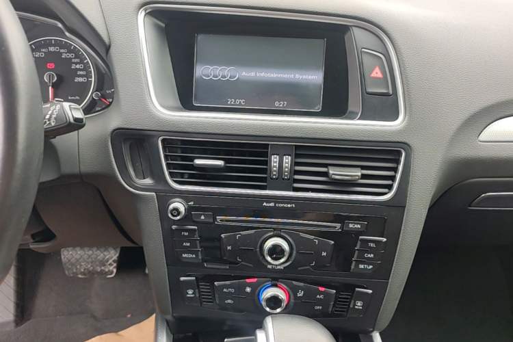 Used Audi Q5 2016 40 TFSI Trendy Edition Audio And AC Panel