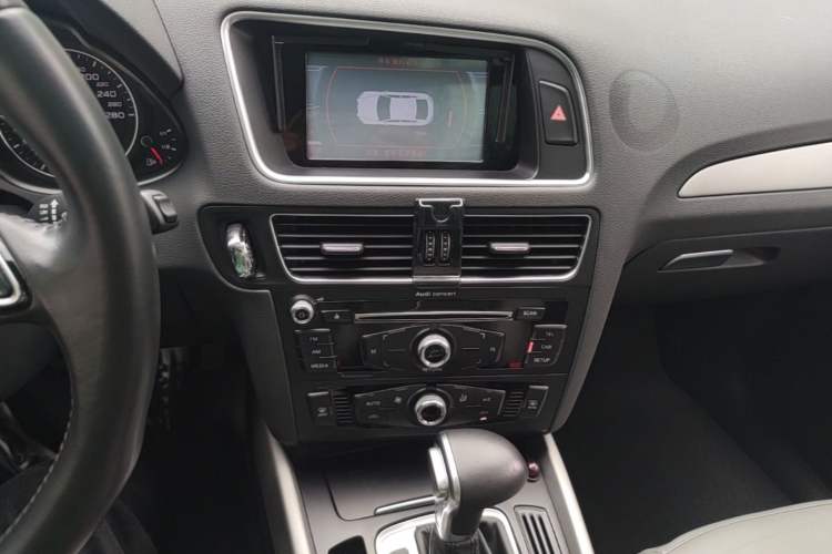 Used Audi Q5 2016 40 TFSI Trendy Edition Audio And AC Panel