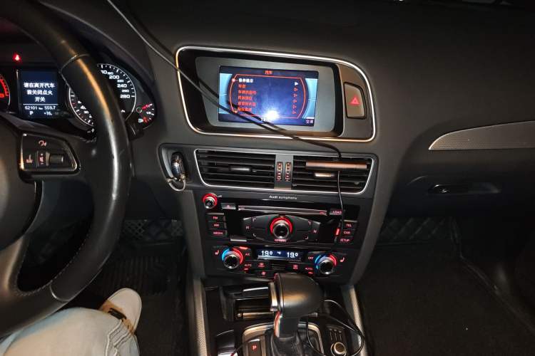 Used Audi Q5 2016 40 TFSI Technology Edition Audio And AC Panel
