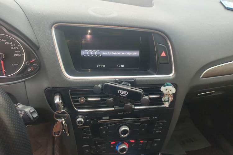 Used Audi Q5 2016 40 TFSI Trendy Edition Audio And AC Panel
