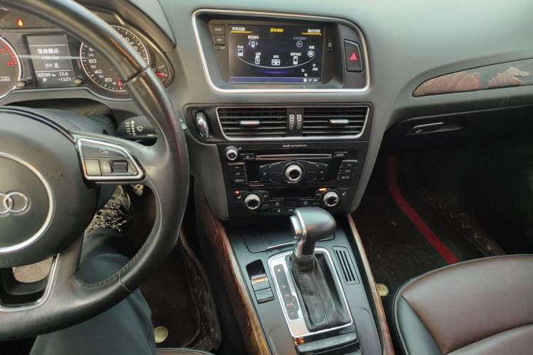 Used Audi Q5 2016 40 TFSI Technology Edition Audio And AC Panel