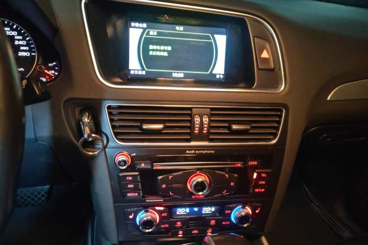 Used Audi Q5 2016 40 TFSI Technology Edition Audio And AC Panel