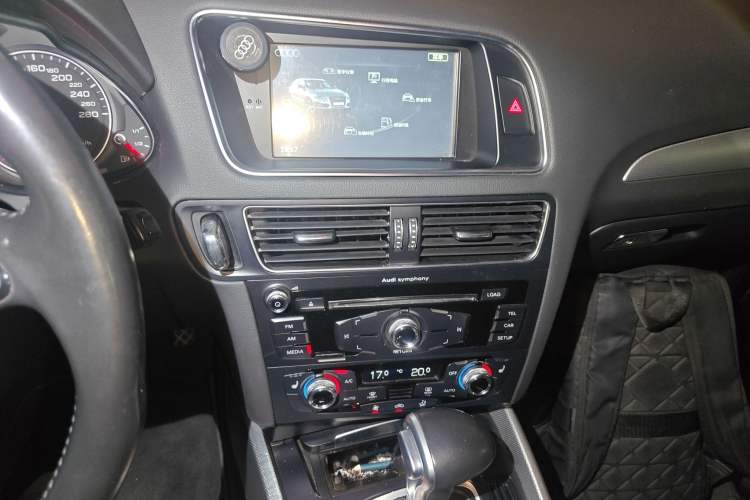 Used Audi Q5 2016 40 TFSI Technology Edition Audio And AC Panel