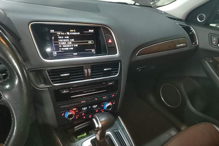 Used Audi Q5 2016 40 TFSI Comfort Model Audio And AC Panel