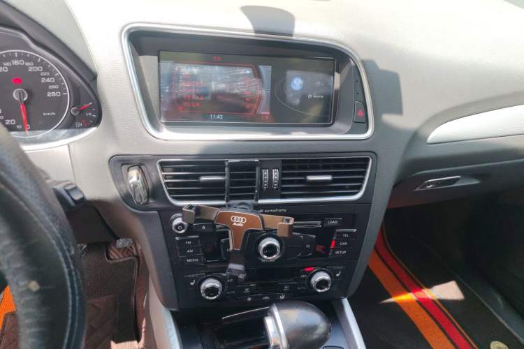 Used Audi Q5 2016 40 TFSI Technology Edition Audio And AC Panel