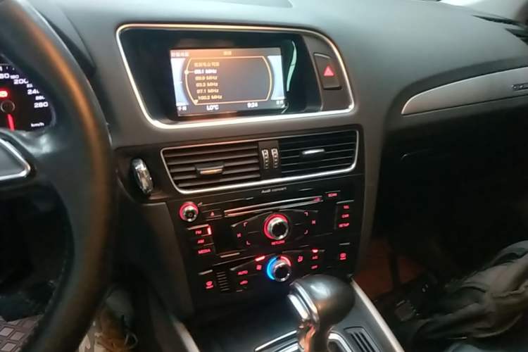 Used Audi Q5 2016 40 TFSI Trendy Edition Audio And AC Panel