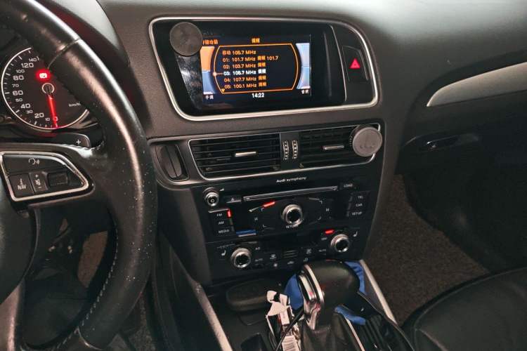 Used Audi Q5 2016 40 TFSI Technology Edition Audio And AC Panel