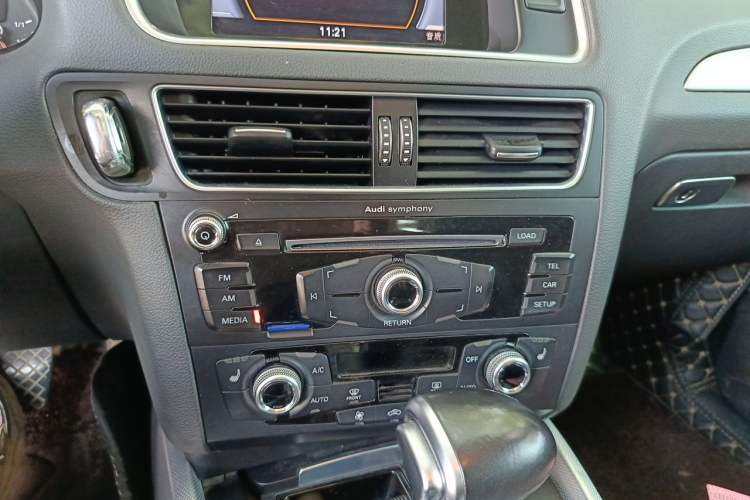 Used Audi Q5 2016 40 TFSI Technology Edition Audio And AC Panel