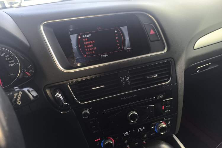 Used Audi Q5 2016 40 TFSI Technology Edition Audio And AC Panel