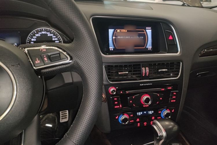 Used Audi Q5 2016 40 TFSI Technology Edition Center Console