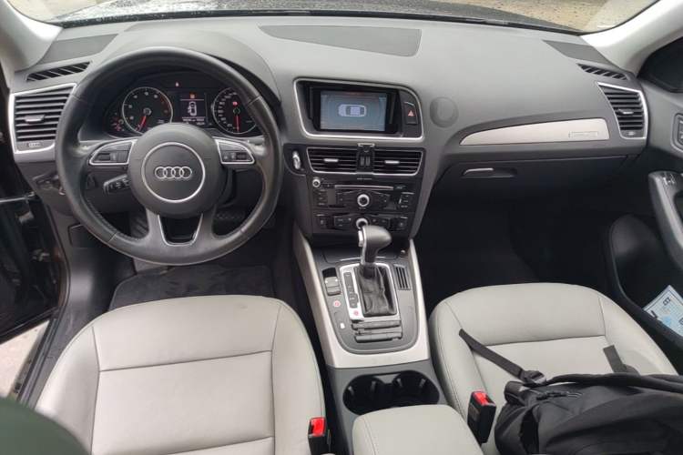 Used Audi Q5 2016 40 TFSI Trendy Edition Center Console