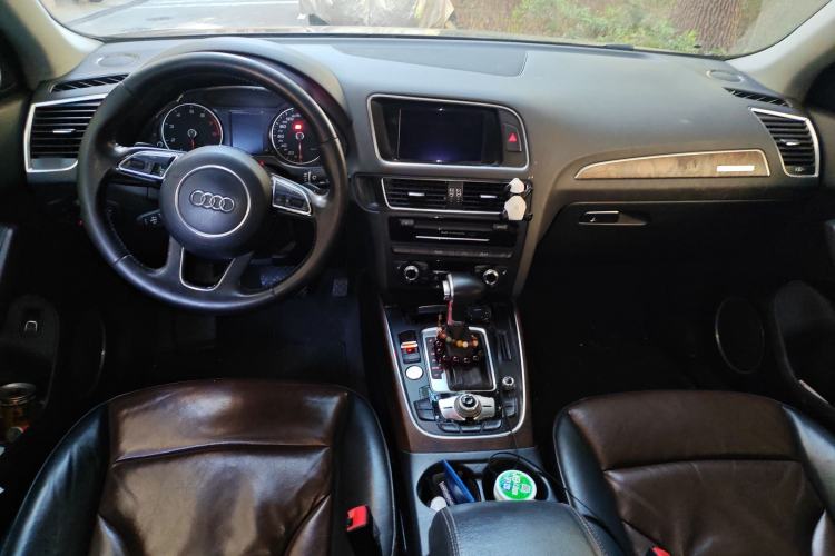 Used Audi Q5 2016 40 TFSI Comfort Model Center Console