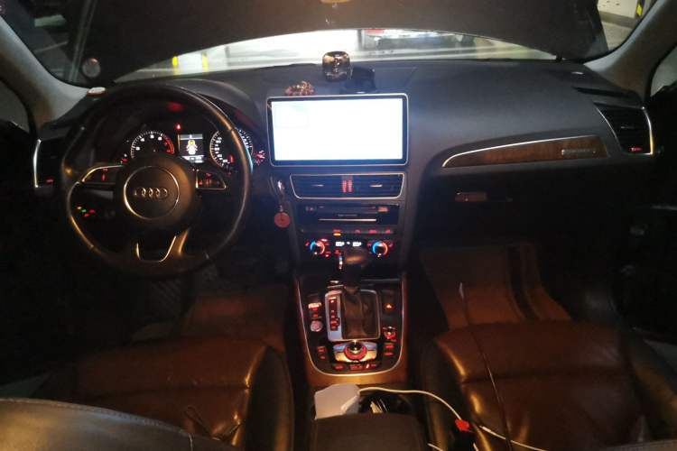 Used Audi Q5 2016 40 TFSI Comfort Model Center Console