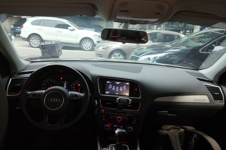 Used Audi Q5 2016 40 TFSI Trendy Edition Center Console