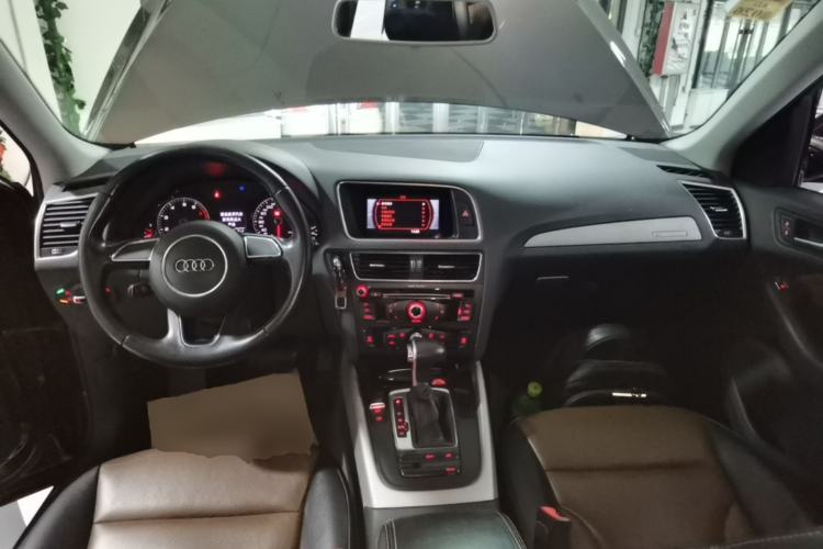 Used Audi Q5 2016 40 TFSI Trendy Edition Center Console