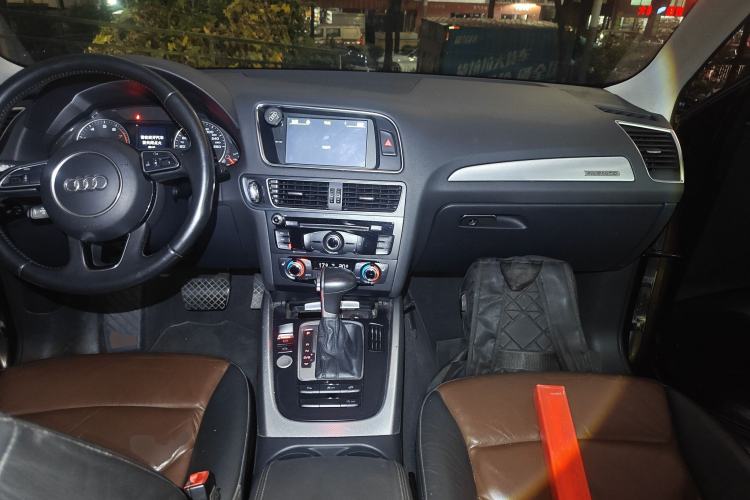 Used Audi Q5 2016 40 TFSI Technology Edition Center Console