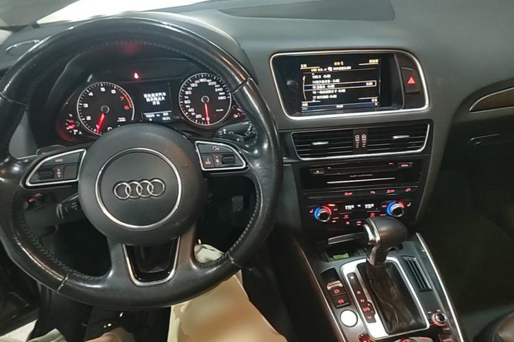 Used Audi Q5 2016 40 TFSI Comfort Model Center Console