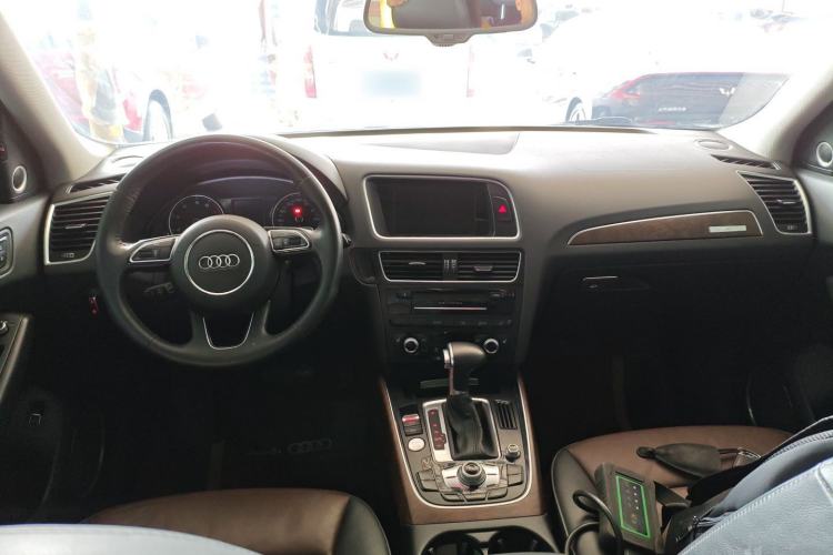Used Audi Q5 2016 40 TFSI Comfort Model Center Console