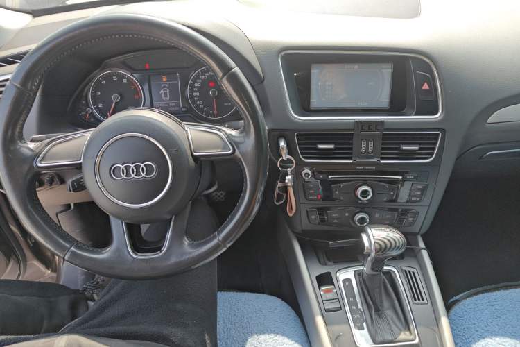 Used Audi Q5 2016 40 TFSI Trendy Edition Center Console