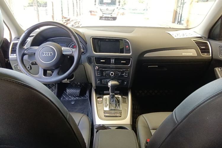 Used Audi Q5 2016 40 TFSI Trendy Edition Center Console