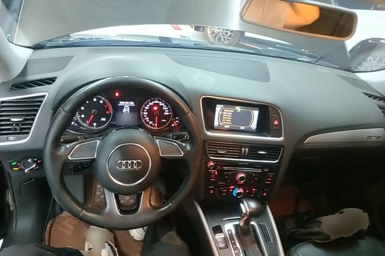 Used Audi Q5 2016 40 TFSI Trendy Edition Center Console