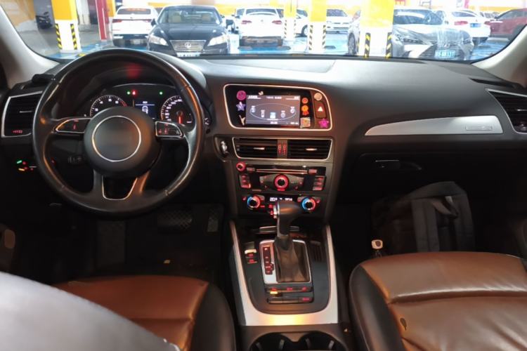 Used Audi Q5 2016 40 TFSI Technology Edition Center Console