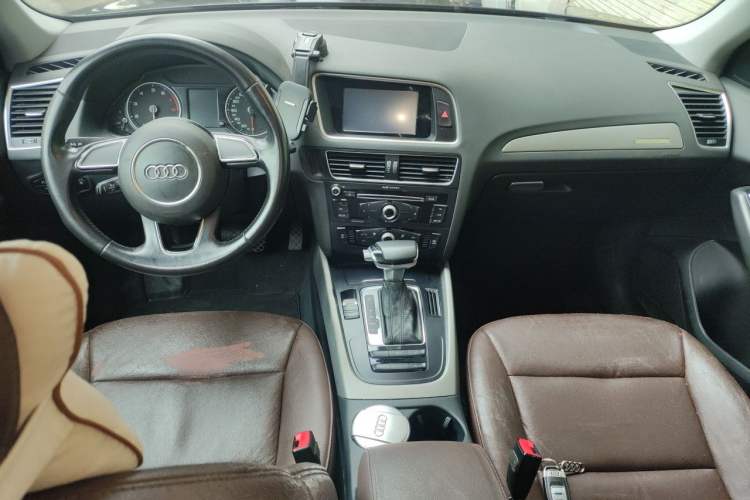 Used Audi Q5 2016 40 TFSI Trendy Edition Center Console