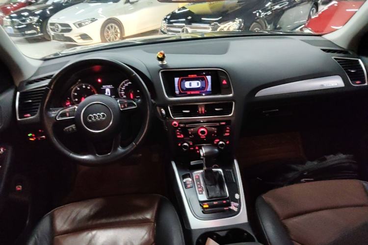 Used Audi Q5 2016 40 TFSI Technology Edition Center Console