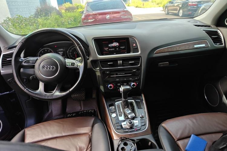 Used Audi Q5 2016 40 TFSI Comfort Model Center Console