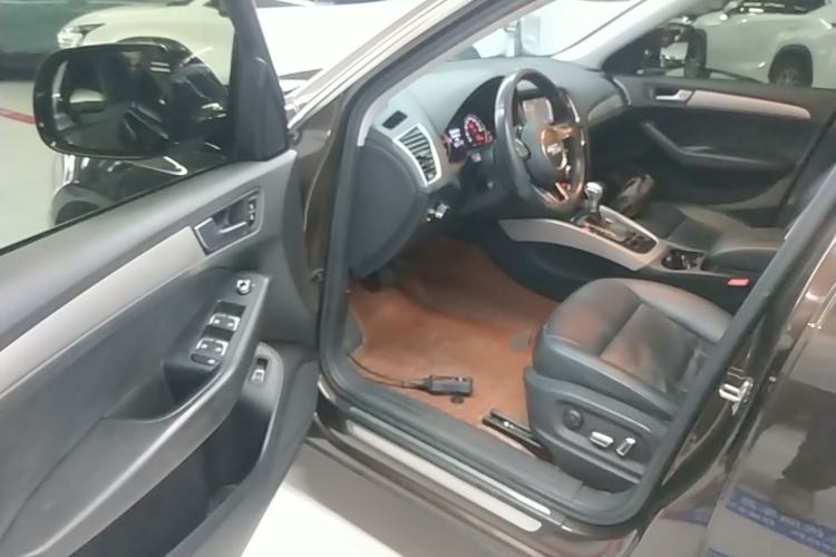 Used Audi Q5 2016 40 TFSI Trendy Edition Driver Seat