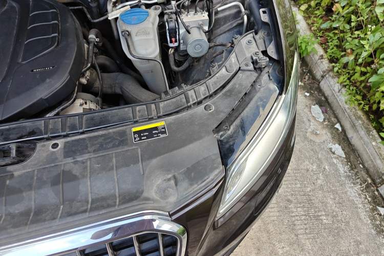 Used Audi Q5 2016 40 TFSI Comfort Model Engine Bay Left