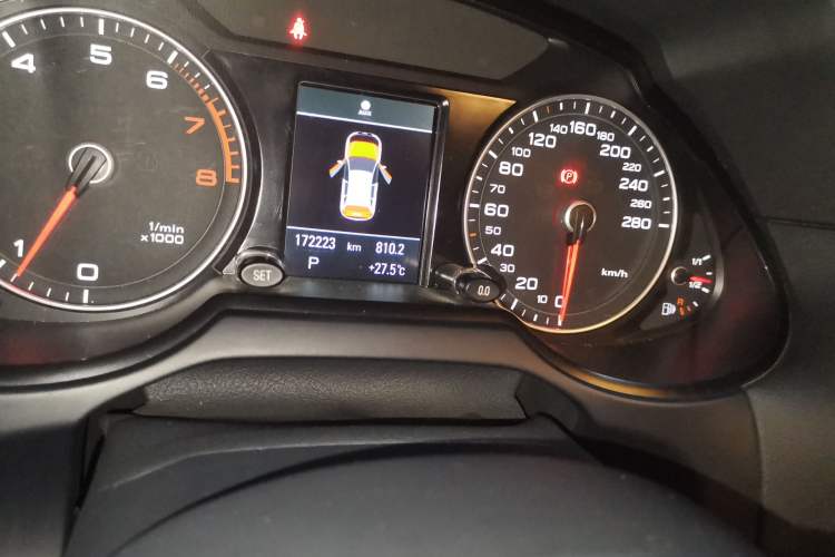 Used Audi Q5 2016 40 TFSI Comfort Model Odometer Close Up