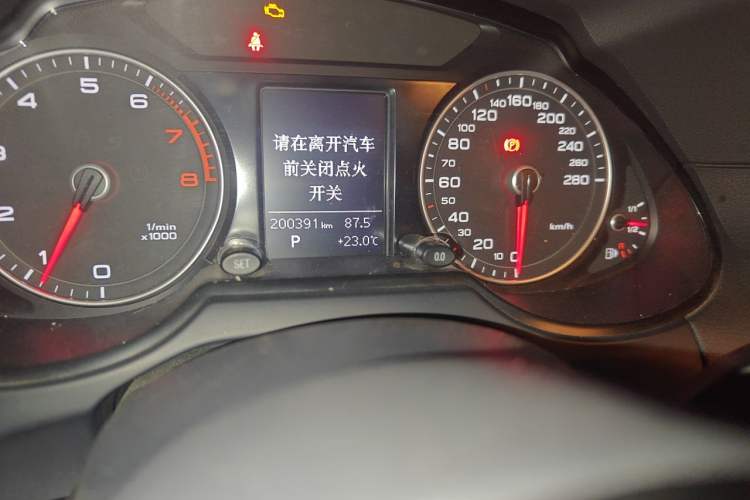 Used Audi Q5 2016 40 TFSI Technology Edition Odometer Close Up